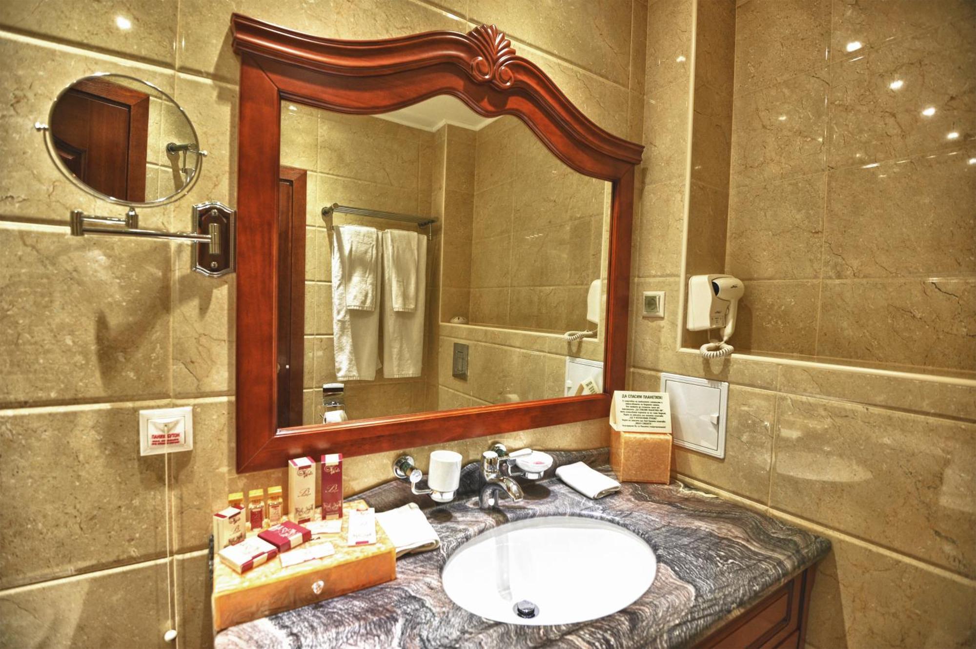 Park Hotel Stara Zagora Eksteriør bilde Bathroom mirror