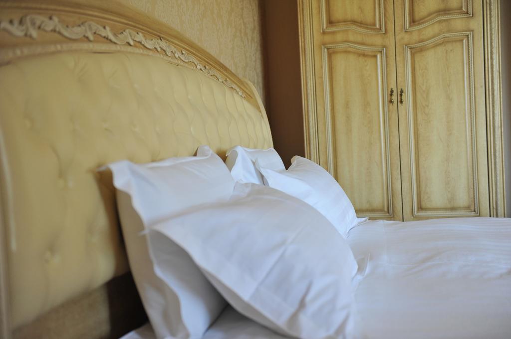 Park Hotel Stara Zagora Rom bilde Pillows on a bed