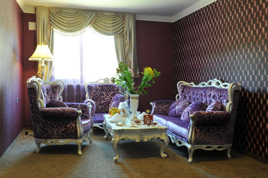 Park Hotel Stara Zagora Rom bilde A living room in the hotel
