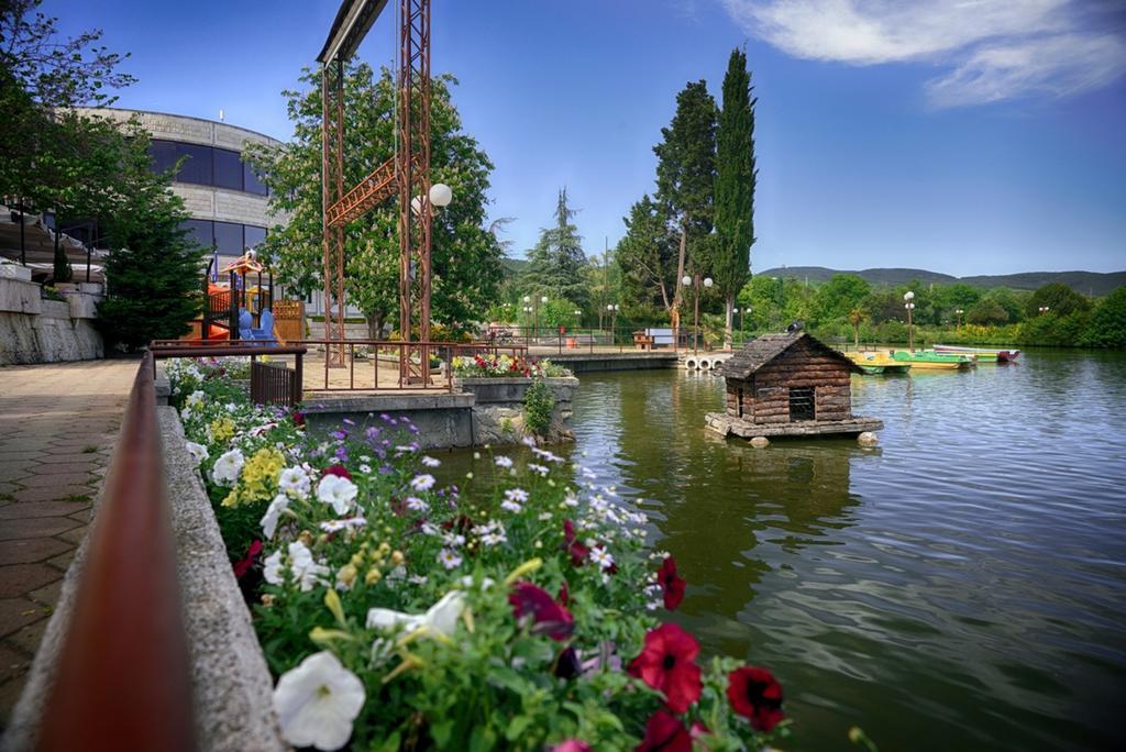 Park Hotel Stara Zagora Eksteriør bilde The lake of the town