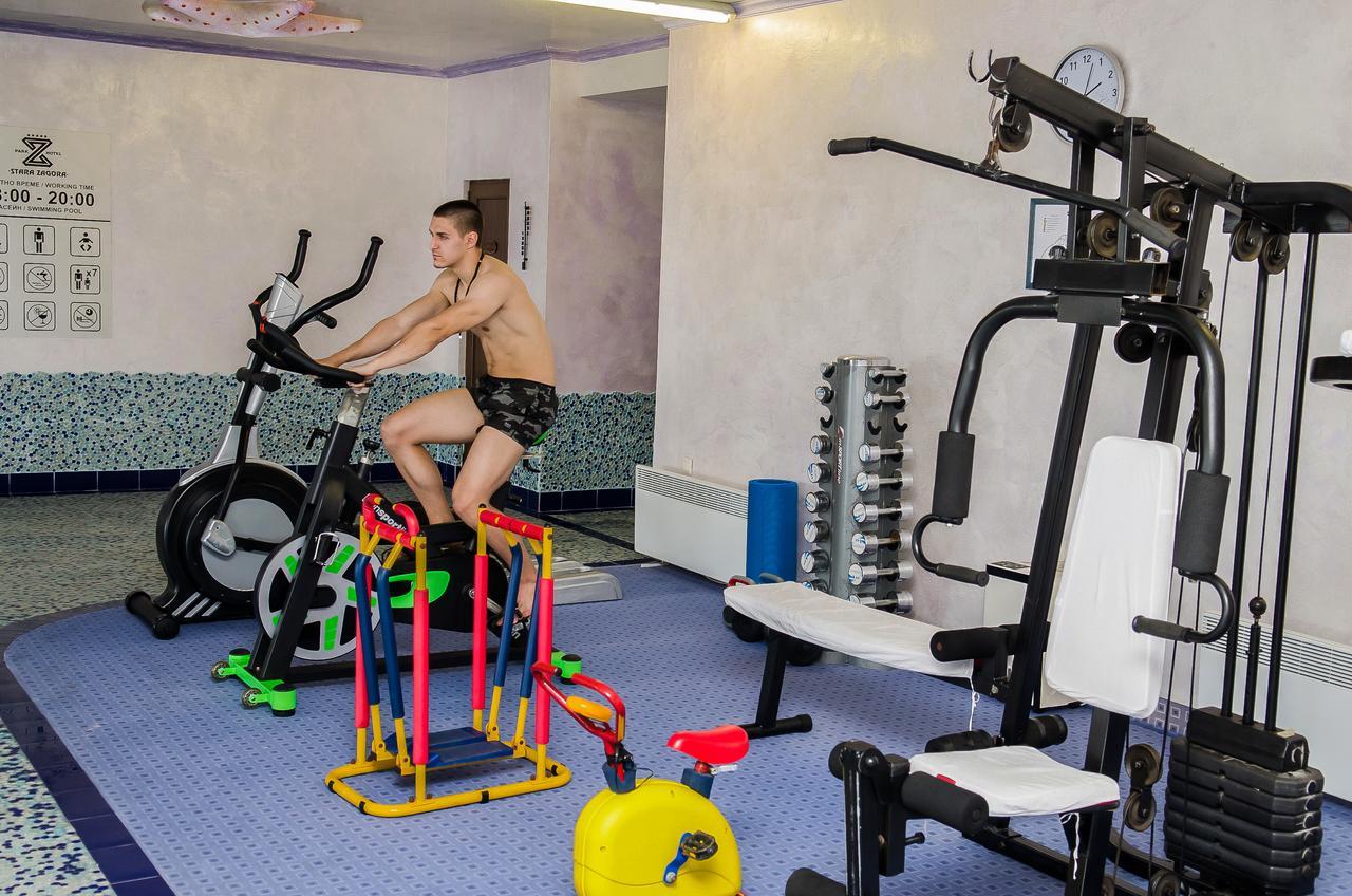 Park Hotel Stara Zagora Eksteriør bilde A man on a stationary bicycle